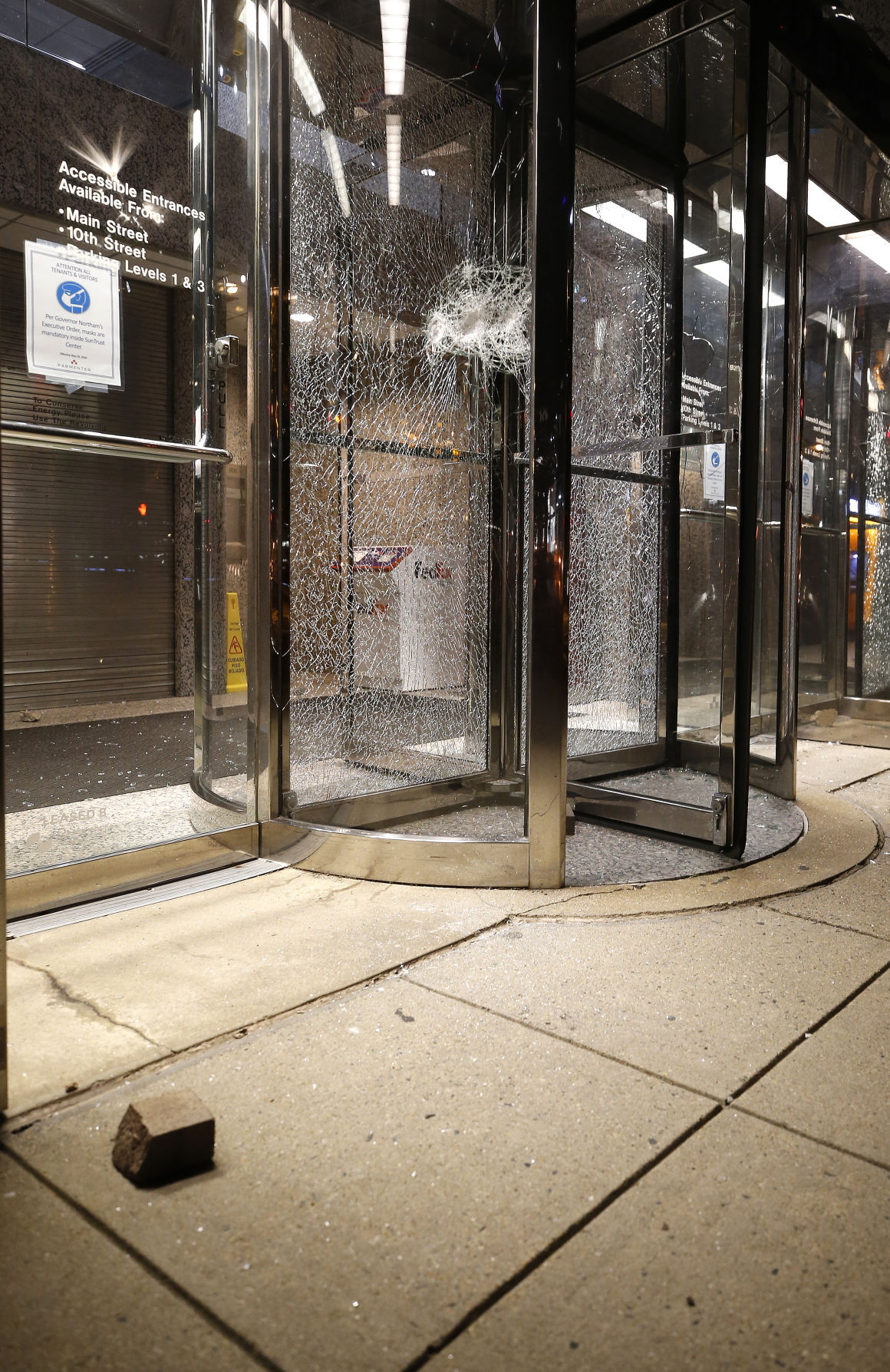 20200812_MET_VANDALISM_AWE04